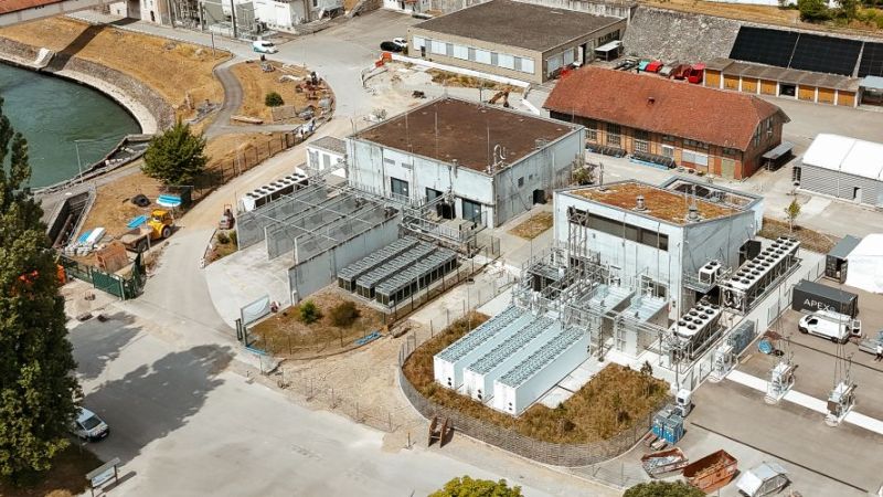 Luftaufnahme des Projektstandorts mit Wasserkraftwerk und Power-to-Hydrogen-Anlage am Wasser